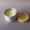 IMG_20260330_180242 Bougie rechargeable naturelle – Pot en métal blanc (couvercle imitation bois)
