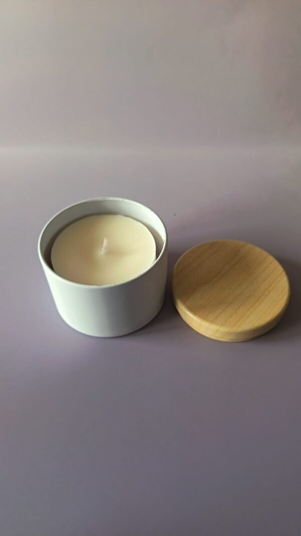 IMG_20260330_180242 Bougie rechargeable naturelle – Pot en métal blanc (couvercle imitation bois)