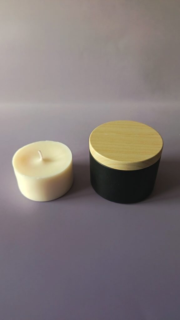 Bougie rechargeable naturelle – Pot en métal noir (couvercle imitation bois)