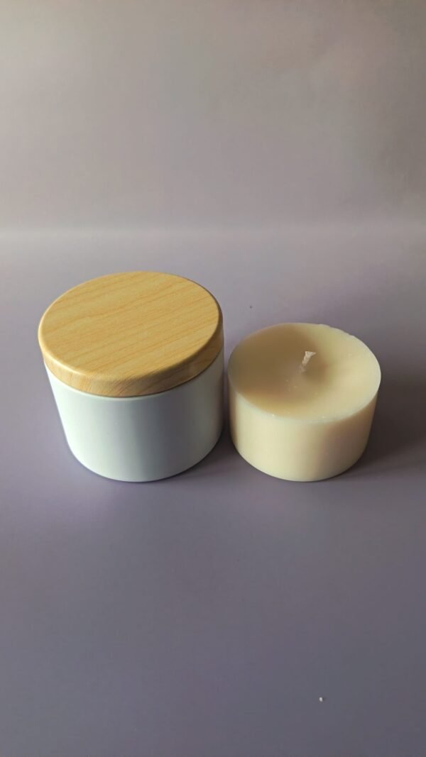IMG_20260330_180335 Bougie rechargeable naturelle – Pot en métal blanc (couvercle imitation bois)