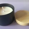 IMG_20260404_145021 Bougie rechargeable naturelle – Pot en métal noir (couvercle imitation bois)