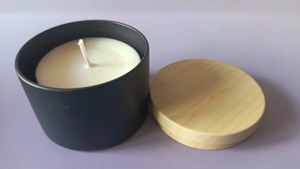 IMG_20260404_145021 Bougie rechargeable naturelle – Pot en métal noir (couvercle imitation bois)