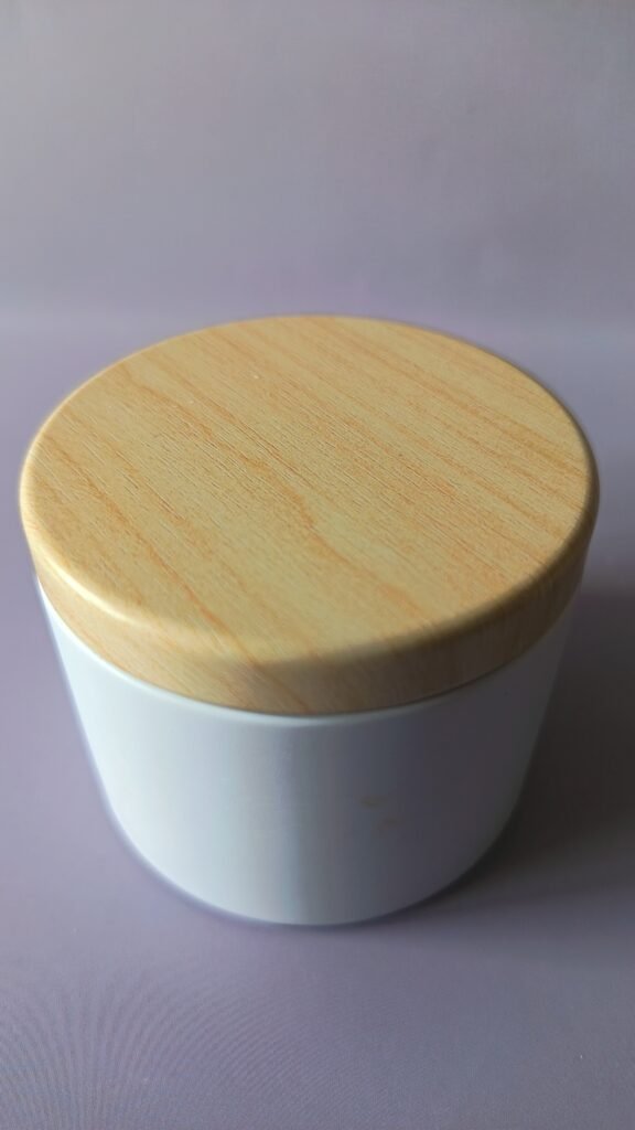 Pot en métal blanc – couvercle imitation bois (bougie rechargeable)