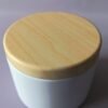 IMG_20260404_145234 Pot en métal blanc – couvercle imitation bois (bougie rechargeable)